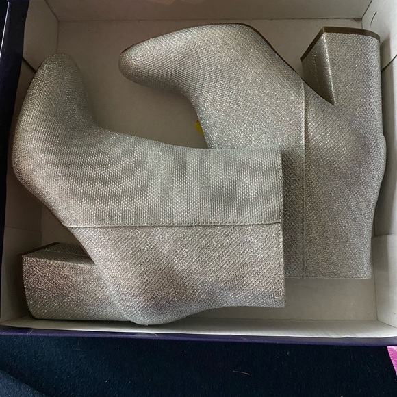 MADDEN GIRL sparkly silver heeled boots with side zips🤩( easy on/easy off)🤩 - Picture 3 of 12